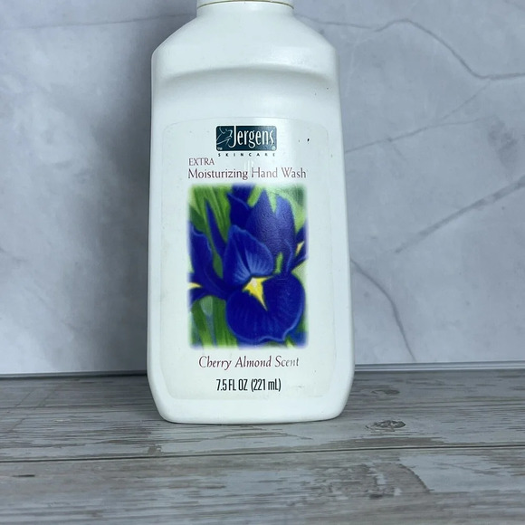 Vintage Jergens Extra Moisturizing Hand Wash, Cherry Almond Scent, 7.5 FL Oz New - Picture 2 of 6